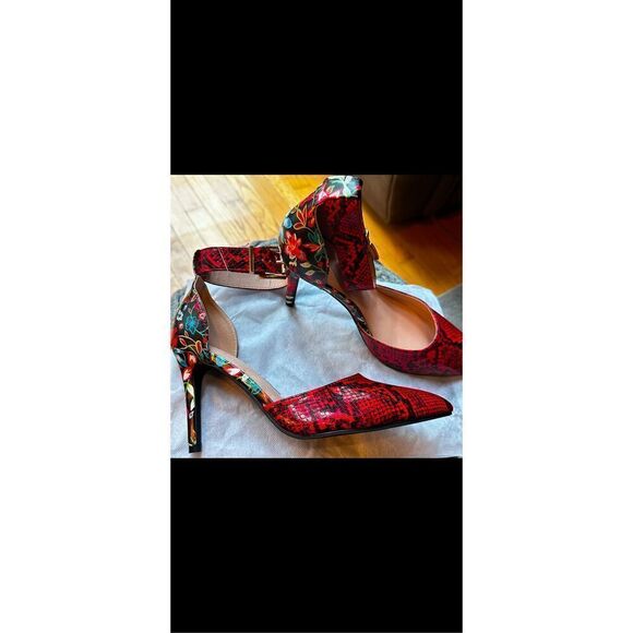 🔥 Gorgeous unique, faux red snake skin/floral ,wide buckle strap,  Size 9 - Picture 9 of 11